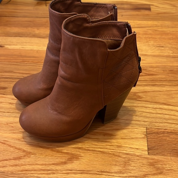 Stylishly pre-owned tan faux leather booties that elevate any outfit. - Picture 3 of 5